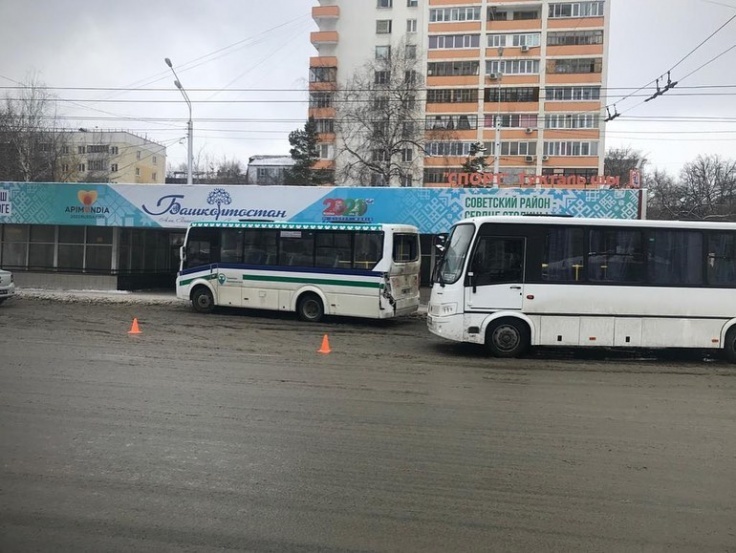В во втором автобусе пострадала женщина и девочка-подростокФото: Динар Гильмутдинов / Facebook.comПОДЕЛИТЬСЯ