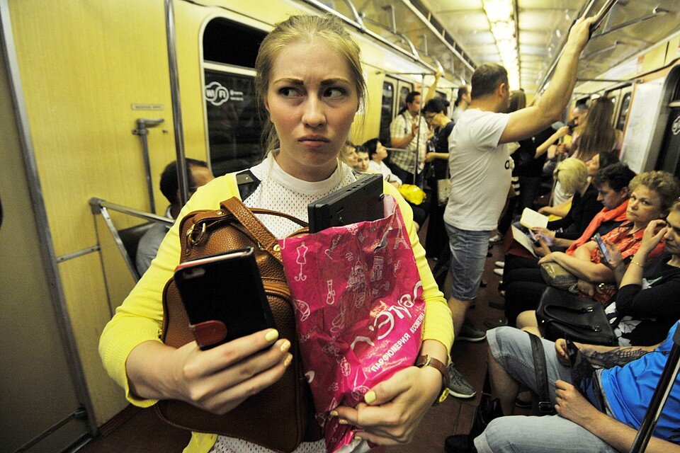 Девушка держит перед собой все, что у нее есть. Фото с сайта https://www.kp.ru/. 