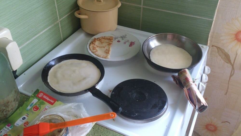 Можно даже в два ствола!!! (слева - "правильная" сковородка)