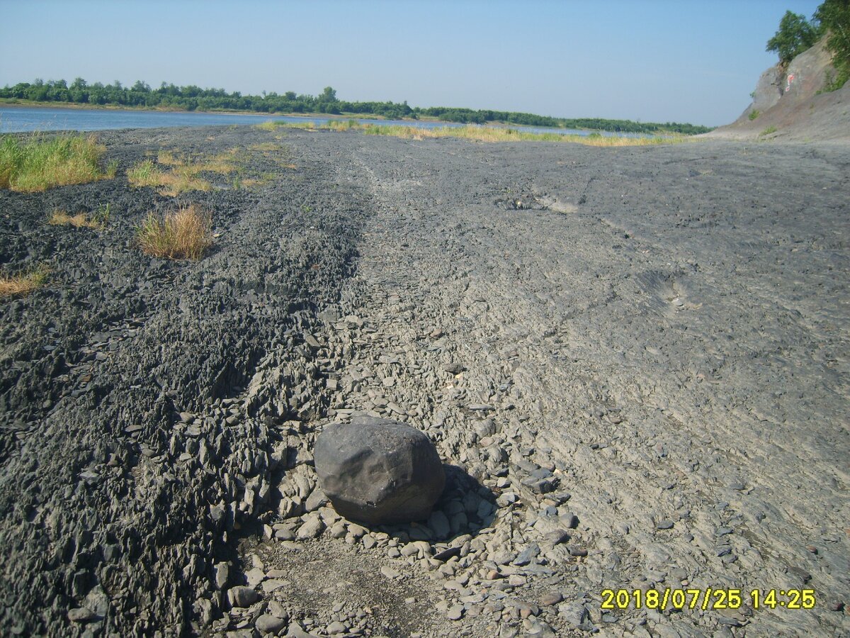 Возле самой реки на глиняных сланцах