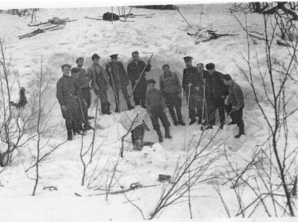На снимке группа поисковиков. В центре - прокурор Темпалов. Перед этими людьми не зазорно и шляпу снять