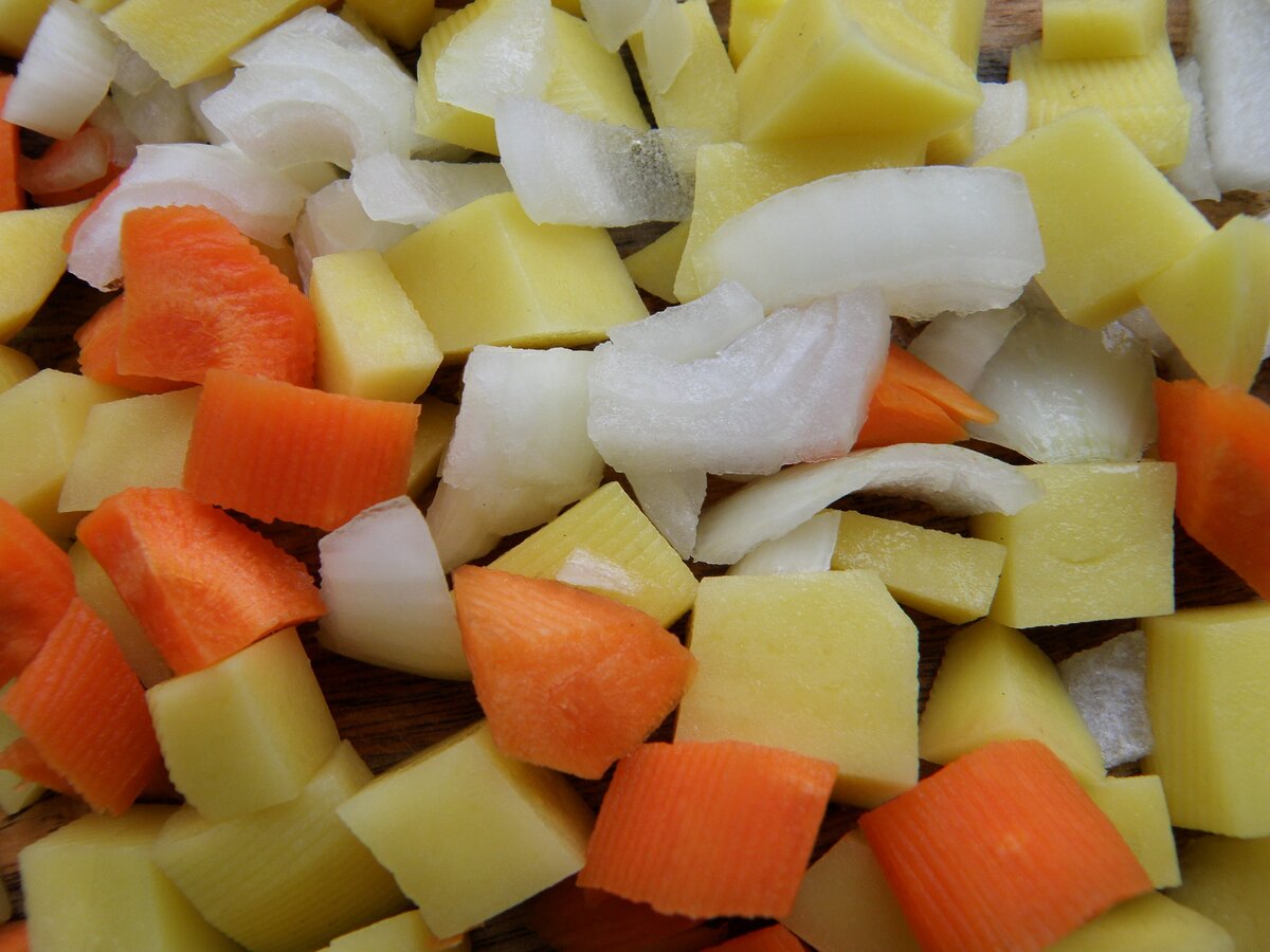 Нарежем овощи. Фото автора.