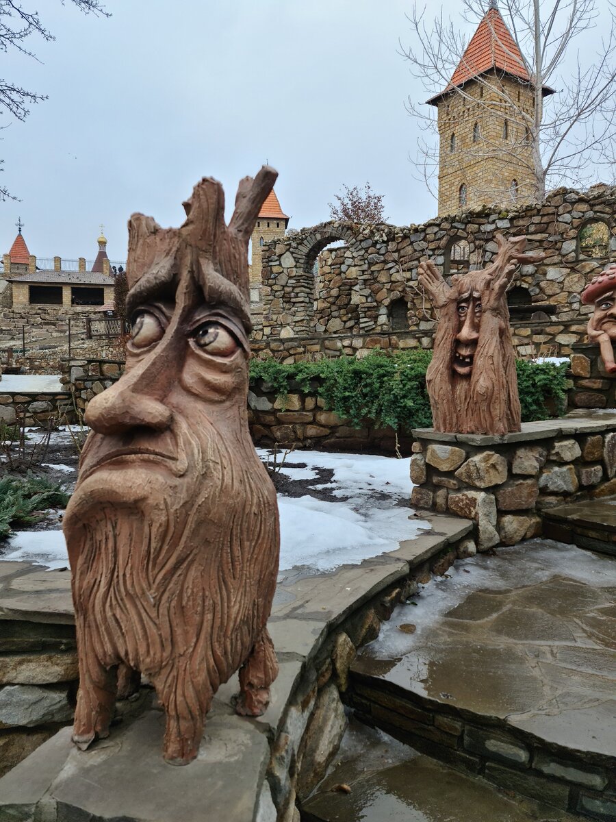 Скульптуры парка Лога (фото из личного архива)