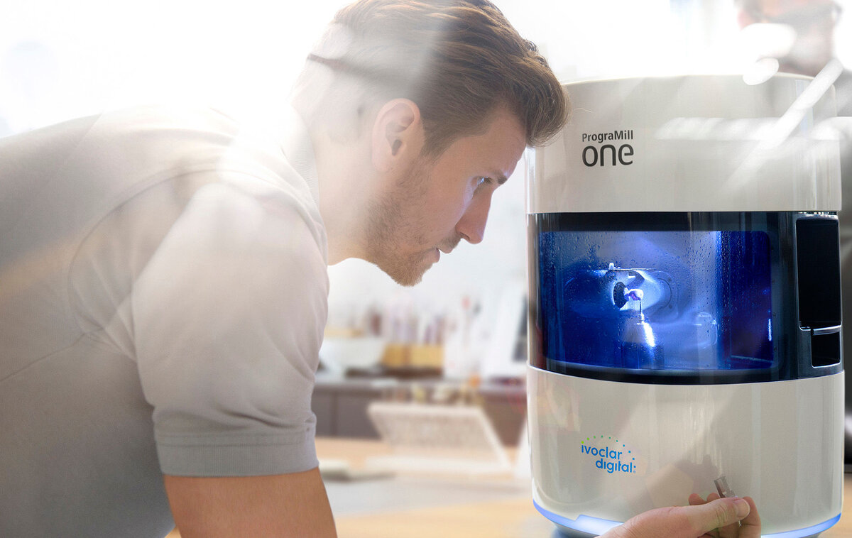 Можно оценить размеры. PrograMillOne спокойно разместиться даже в небольшой лаборатории при клинике. Фото с сайта: https://www.ivoclardigital.com