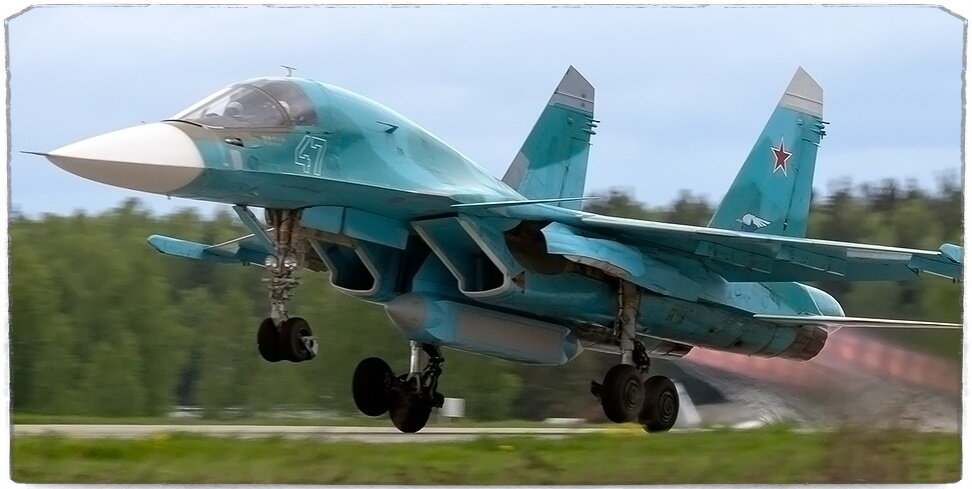 Источник: RussianPlanes.net/Alexei Karpulev. Су-34 с подвесным контейнером, вероятно УКР-РЛ. 