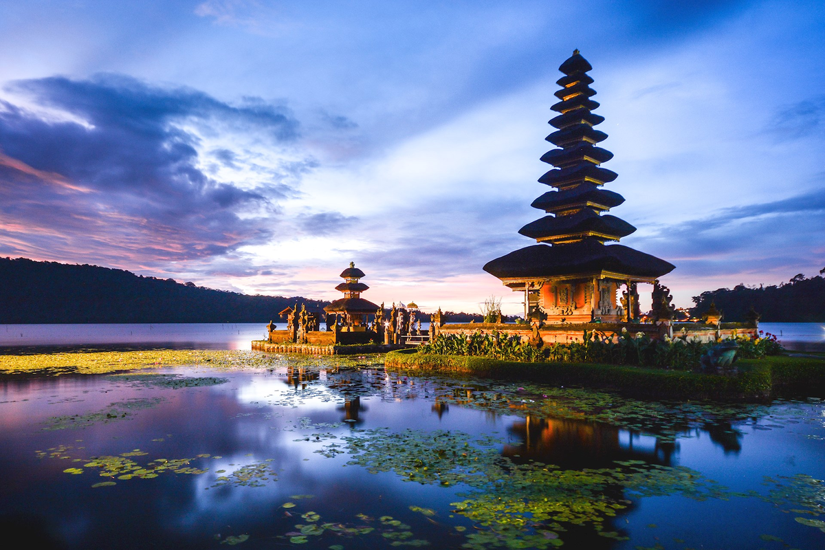 Индонезия. Бали Индонезия. Храм Пура улун дану на озере братан, Индонезия. Бали (остров в малайском архипелаге). Улун дану Бали.