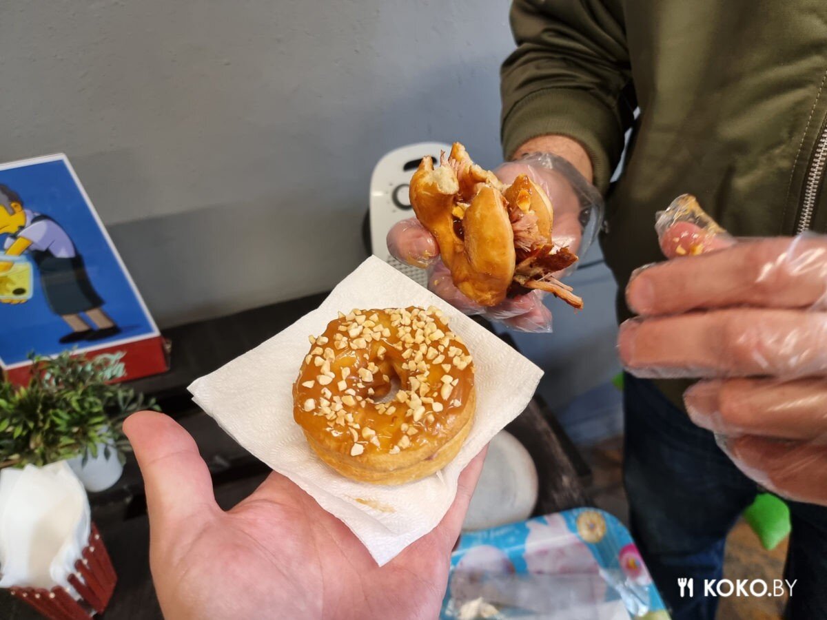 Пончиковая по Симпсонам. Здесь придумали сладкие пончики с томлёным мясом  барбекю по 2р | KOKO.BY | Дзен