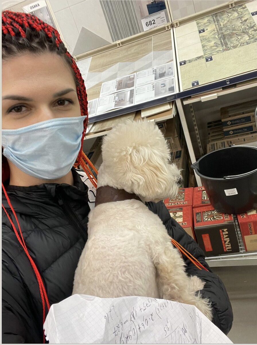 Вот так обычно мы ходим по магазинам с Венечкой (фото из Леруа в тот же день)