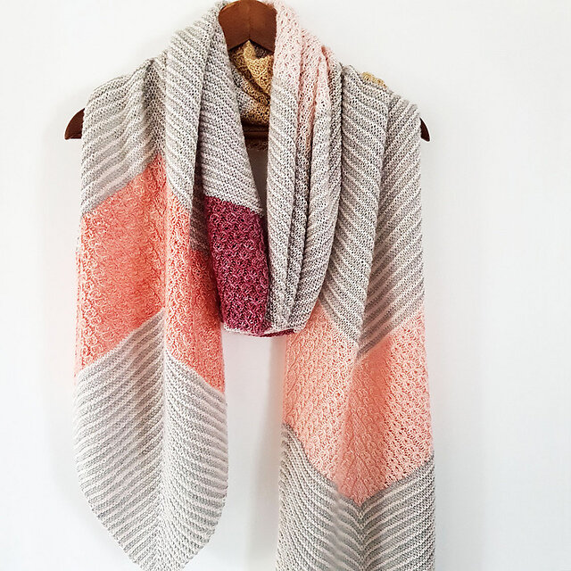 Вязаный палантин спицами