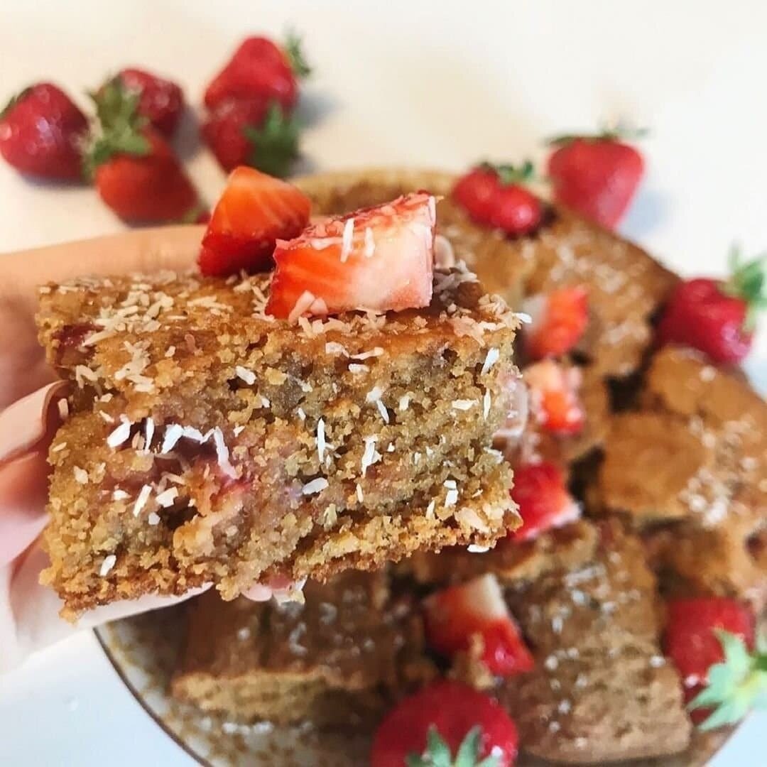 Торт с клубникой и кокосом