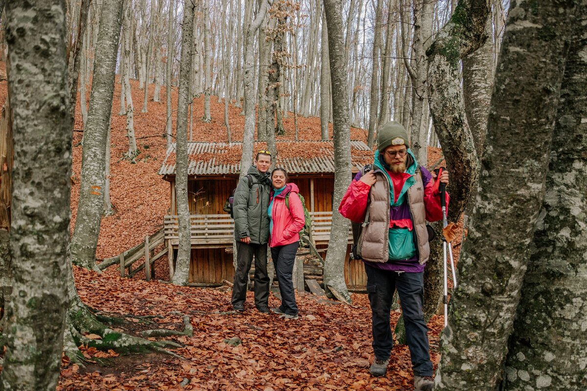 Деревянный домик служивший базой для горно-лыжной канатной дороги.