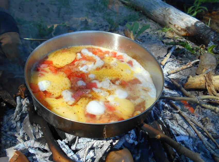 Яичница на завтрак в походе