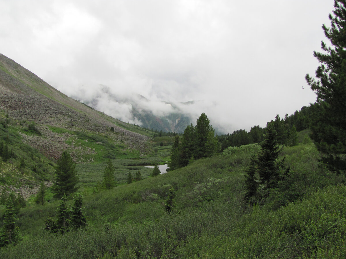 Вдали виднеется это озеро...кусочек