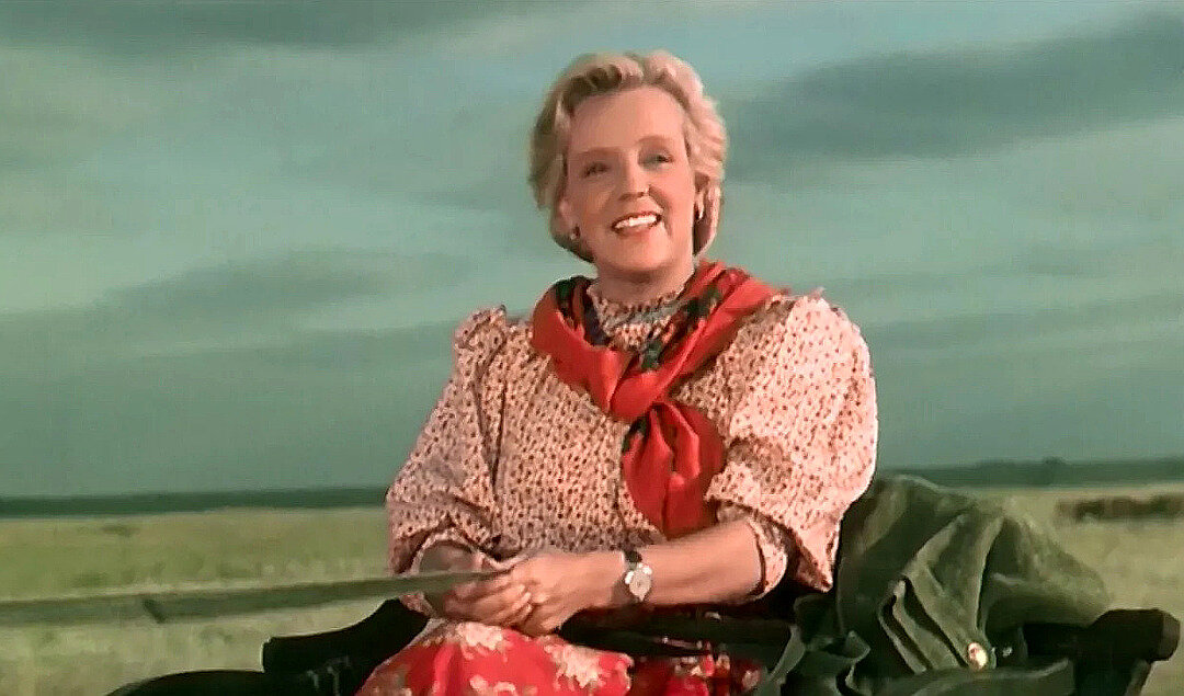 М. Ладынина исполнила песню на стихи Исаковского в к/ф "Кубанские казаки". Кадр из фильма