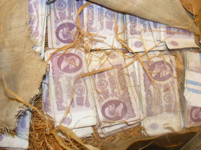 Реставратор старинной мебели, нашел 50000 тысяч советских рублей в стуле