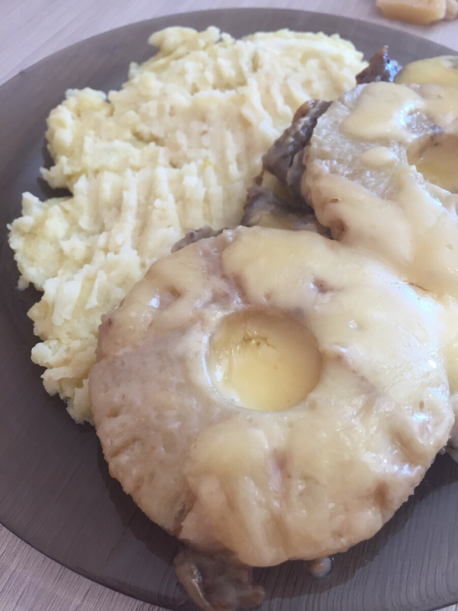 Свинина под ананасами с сыром