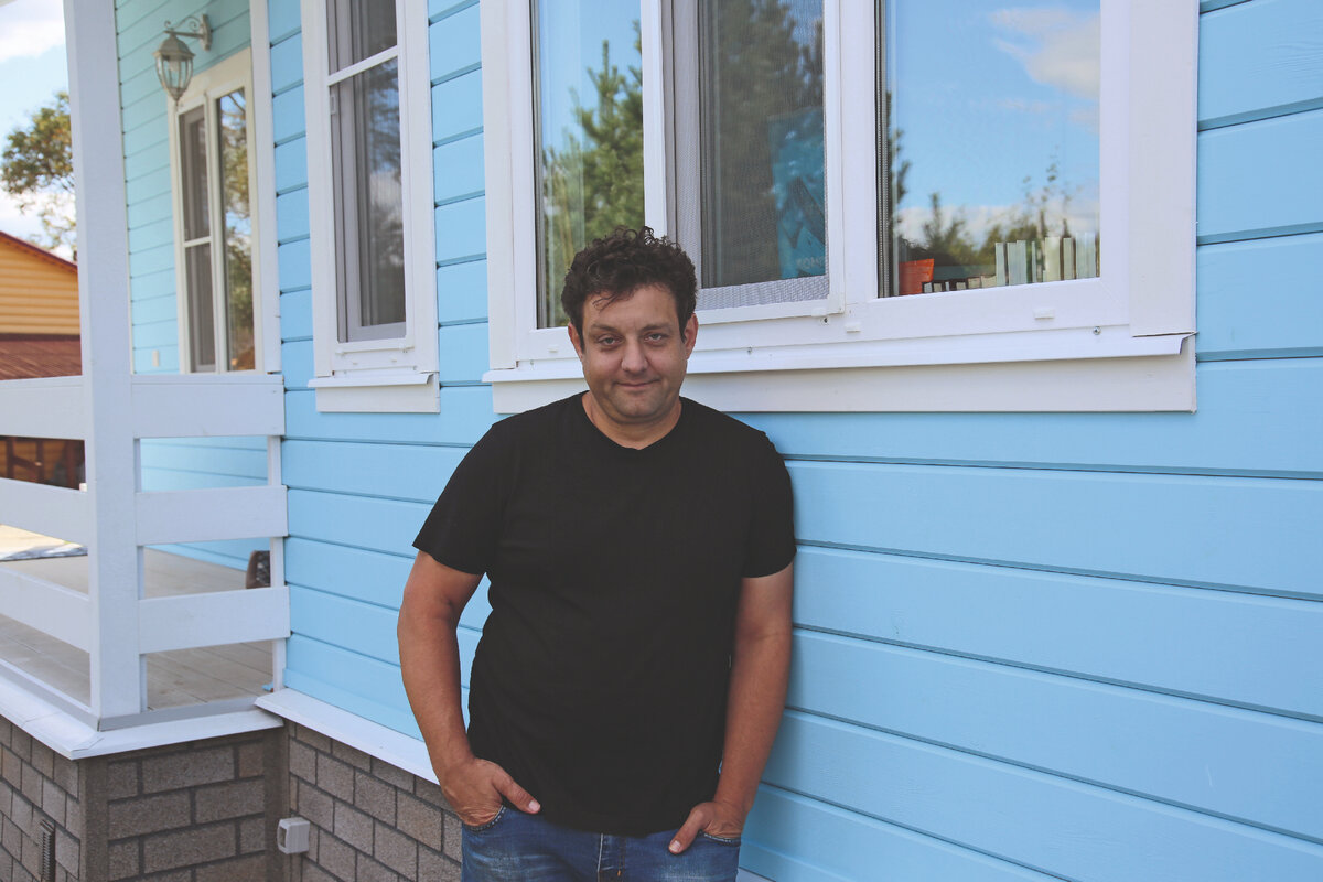 Михаил Полицеймако около дома «Викинг 2» 