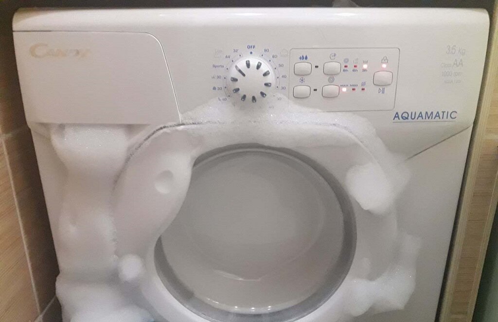 Повышенное пенообразование внутри стиральной машины может привести к замыканию контактов в органах управления, что выведет оборудование из строя.