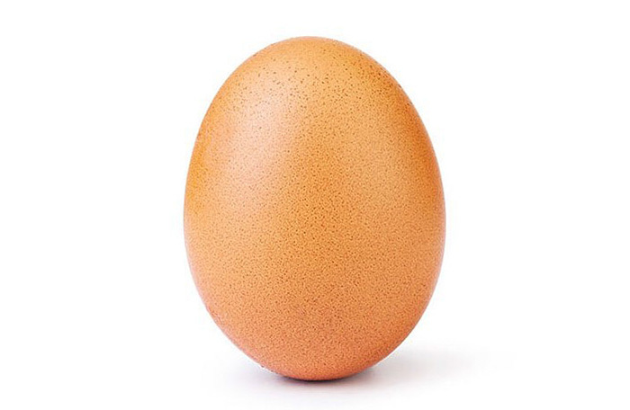 Лидер 2019 года — фото куриного яйца в world_record_egg с 39 млн лайков. 4 января 2019 года автор аккаунта поставил цель побить предыдущий рекорд Instagram в 18 млн лайков у Кайли Дженнер и с легкостью сделал это. Кстати, если вы зайдете в этот аккаунт, вы найдете там всего одно фото.