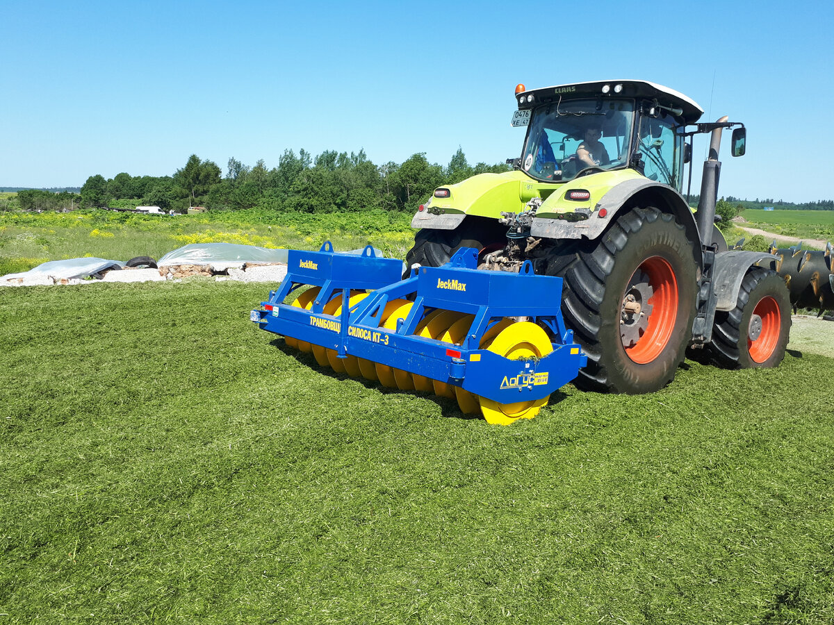 Трамбовщик силоса и сенажа КТ-3 в агрегате с трактором Клаас