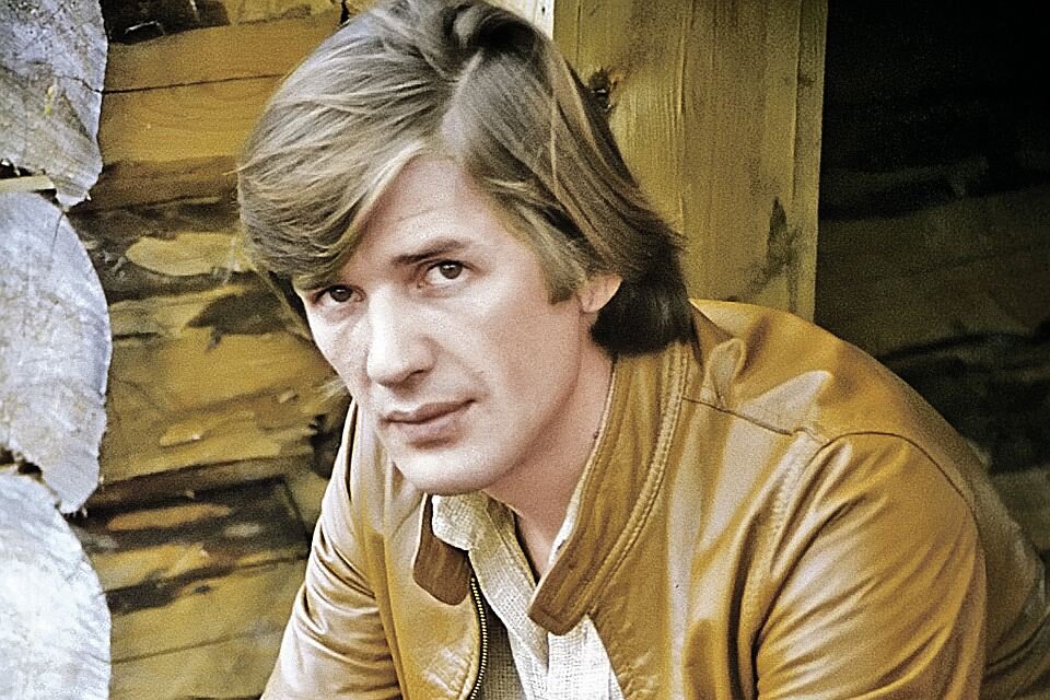 Всеобщее обожание этого артиста лично у меня всегда вызывало удивление. Смазливым красавцем он не был. Выдающимся актером его тоже назвать нельзя.