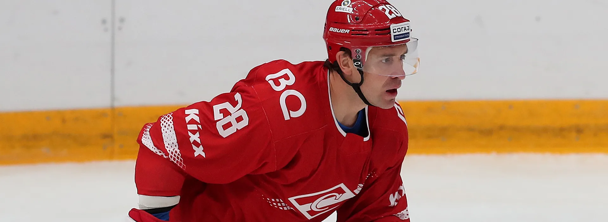 Защитник Андрей Зубарев