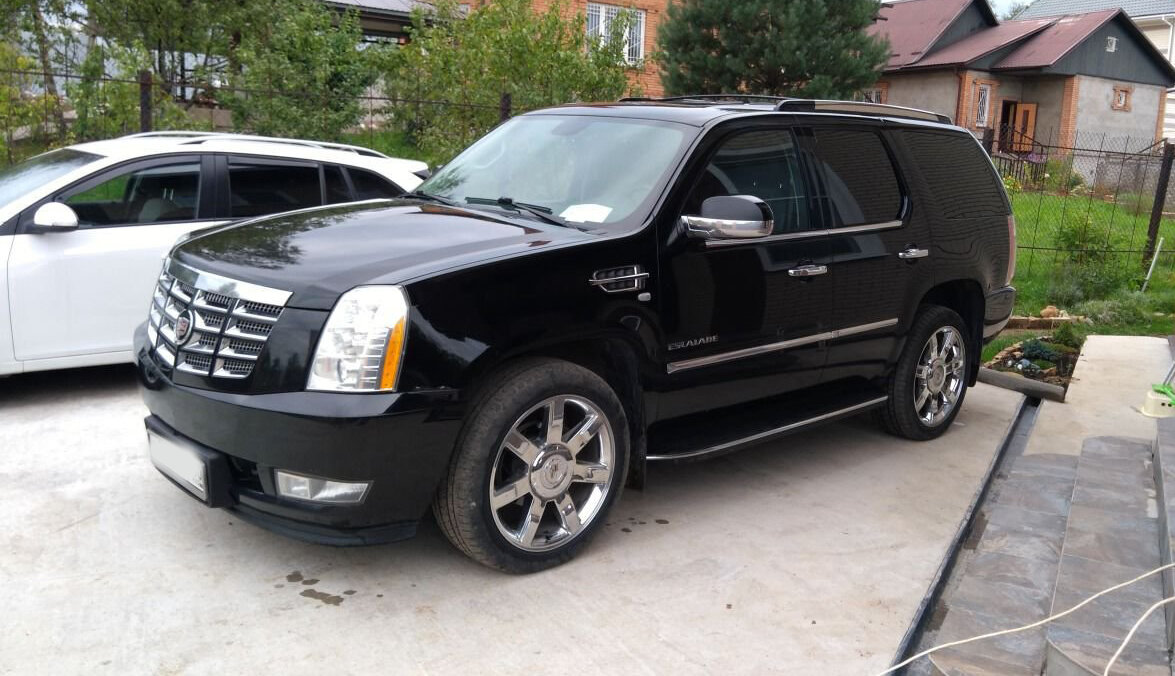 Вот этот Кадиллак эскалейд. Шикарная машина, с мелкими недочетами по кузову и салону, но это не критично 