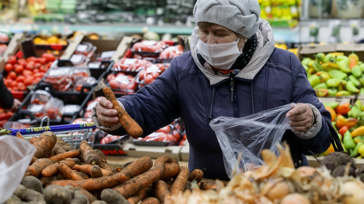 «Может, посадить морковь на балконе, продавать за такие же деньги и на работу не ходить?» Фото: ru.krymr.com