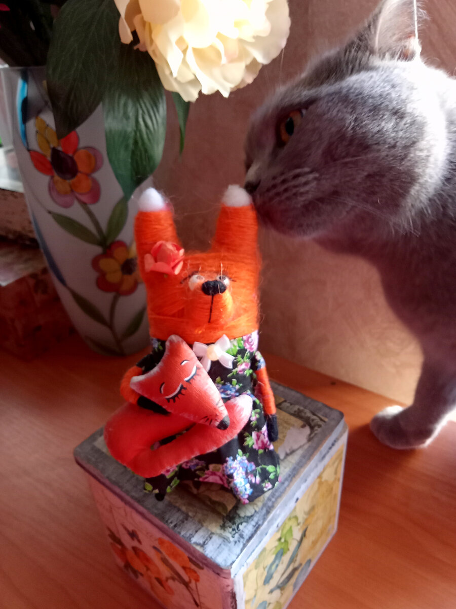 Моя авторская лиса и моя же Шаня. Диалога не получится (лиса уже восстановленная после энергичной трепки).