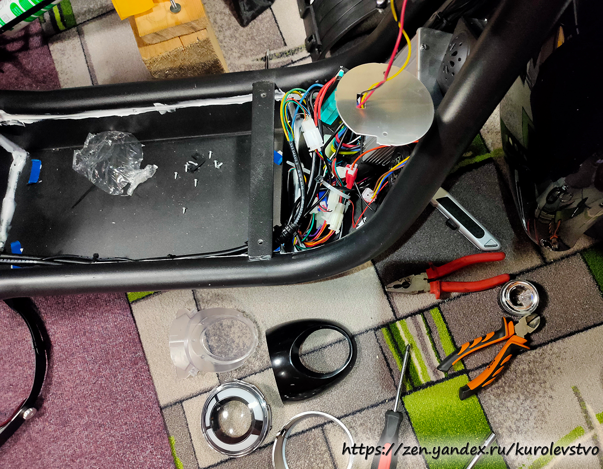 На фото виден герметик по швам