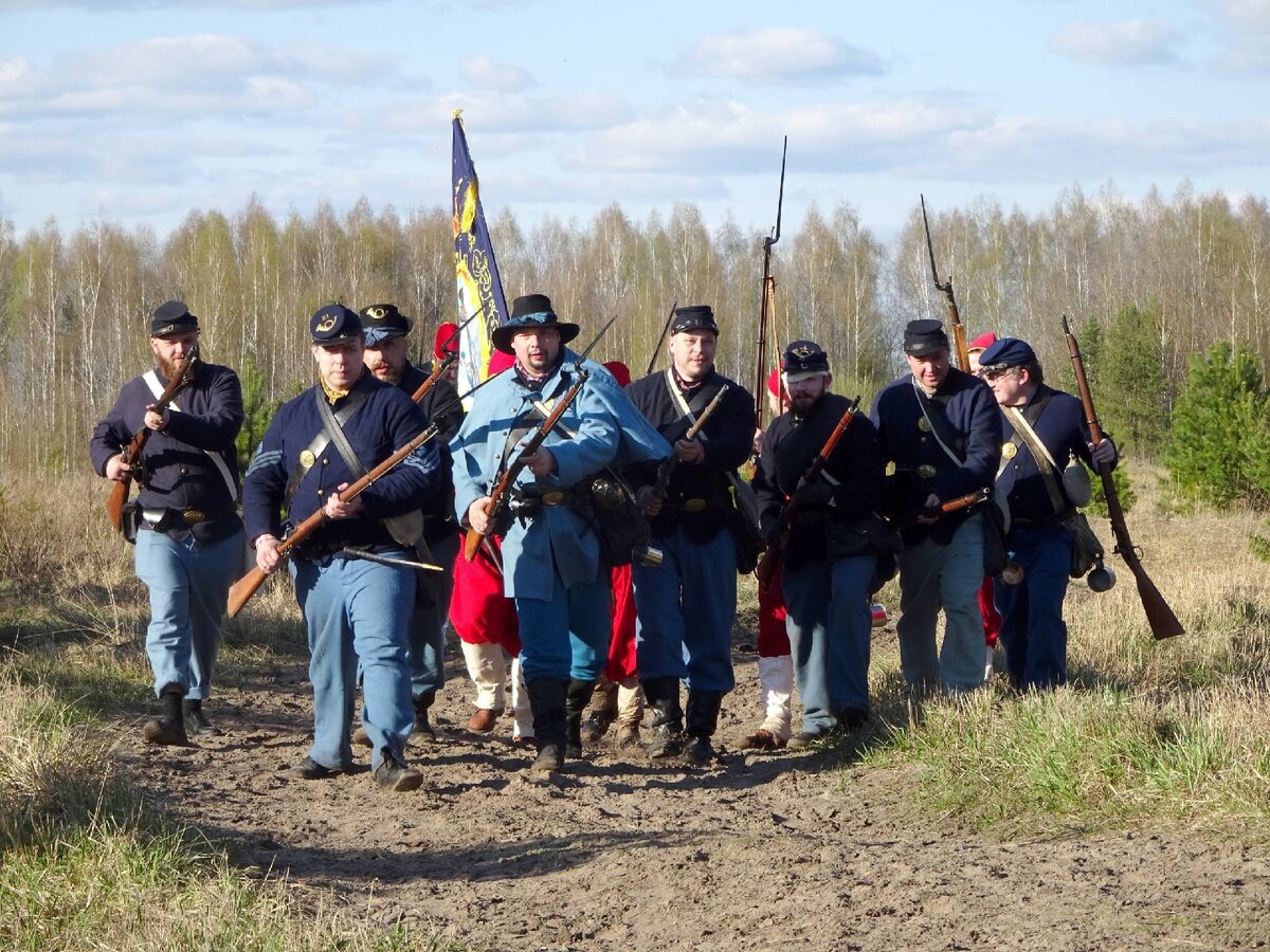 Бойцы 21-го Огайского добровольческого полка и нью-йоркские зуавы (в красном на заднем плане) атакуют позиции южан. Май 2021 года. 