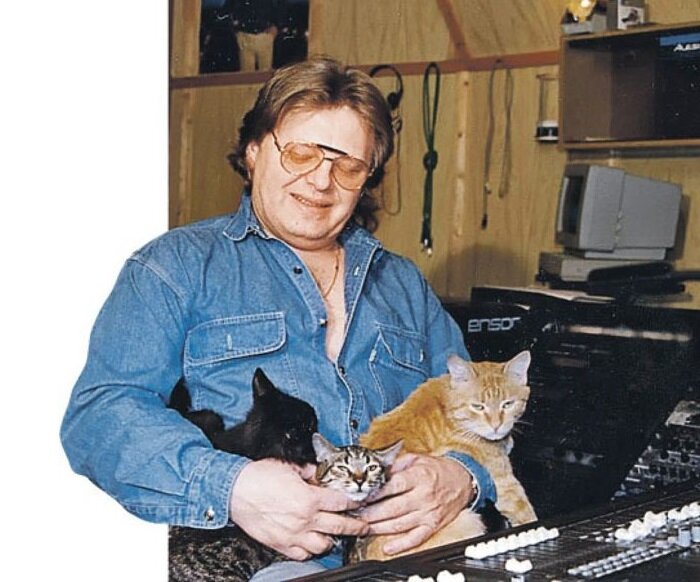 Юрий Антонов со своими питомцами. | Фото: bomba.co.