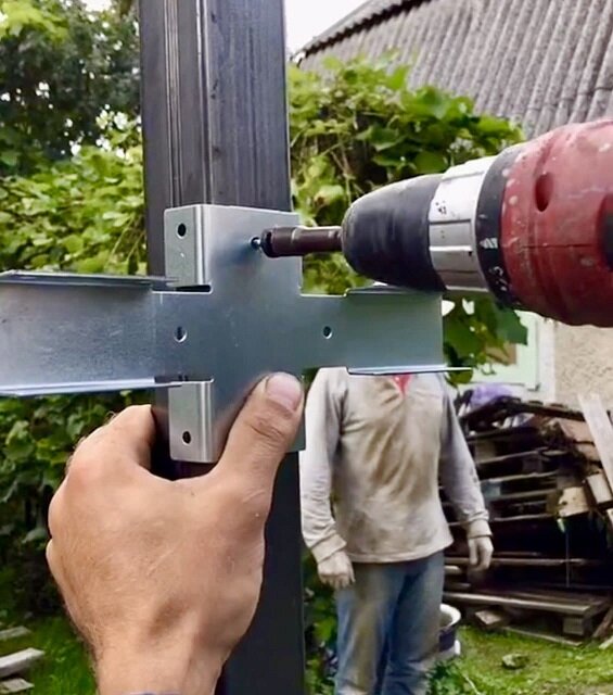 Как сделать забор без сварки. Крепеж для профильной трубы. Как сделать забор без сварки. Как сделать забор без сварки. Кронштейн для забора без сварки.