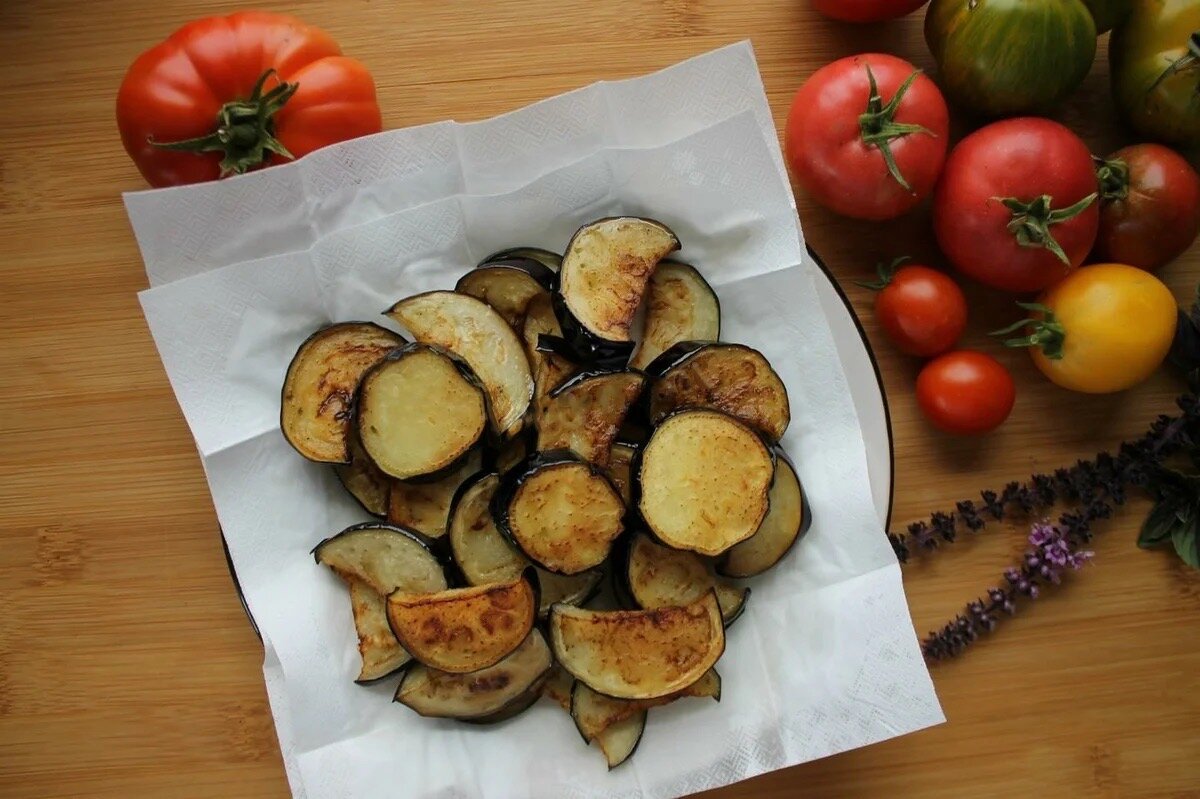 Баклажаны на сковороде с чесноком и помидорами 🍆 🍅 | Книга рецептов | Дзен