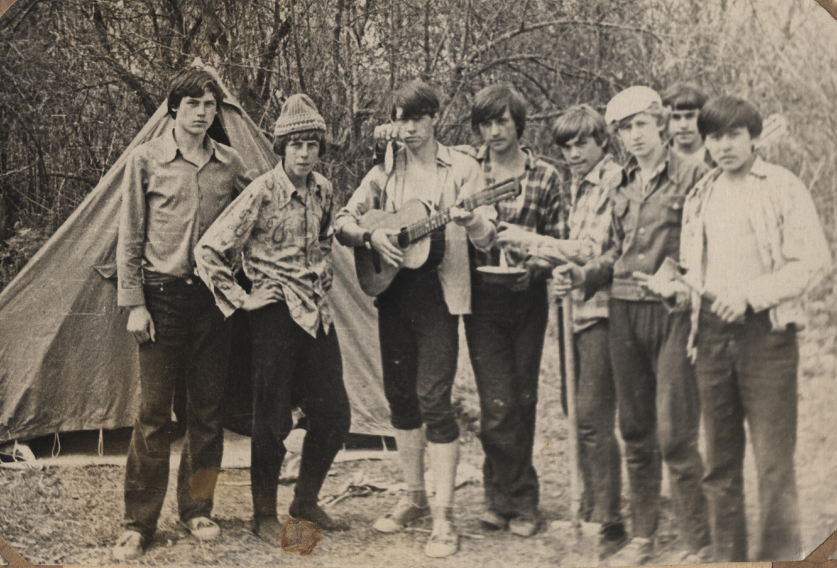 Это наш класс после 9 класса, в военном лагере (жили там неделю), тогда это как бы практика по Начальной военной подготовке. 