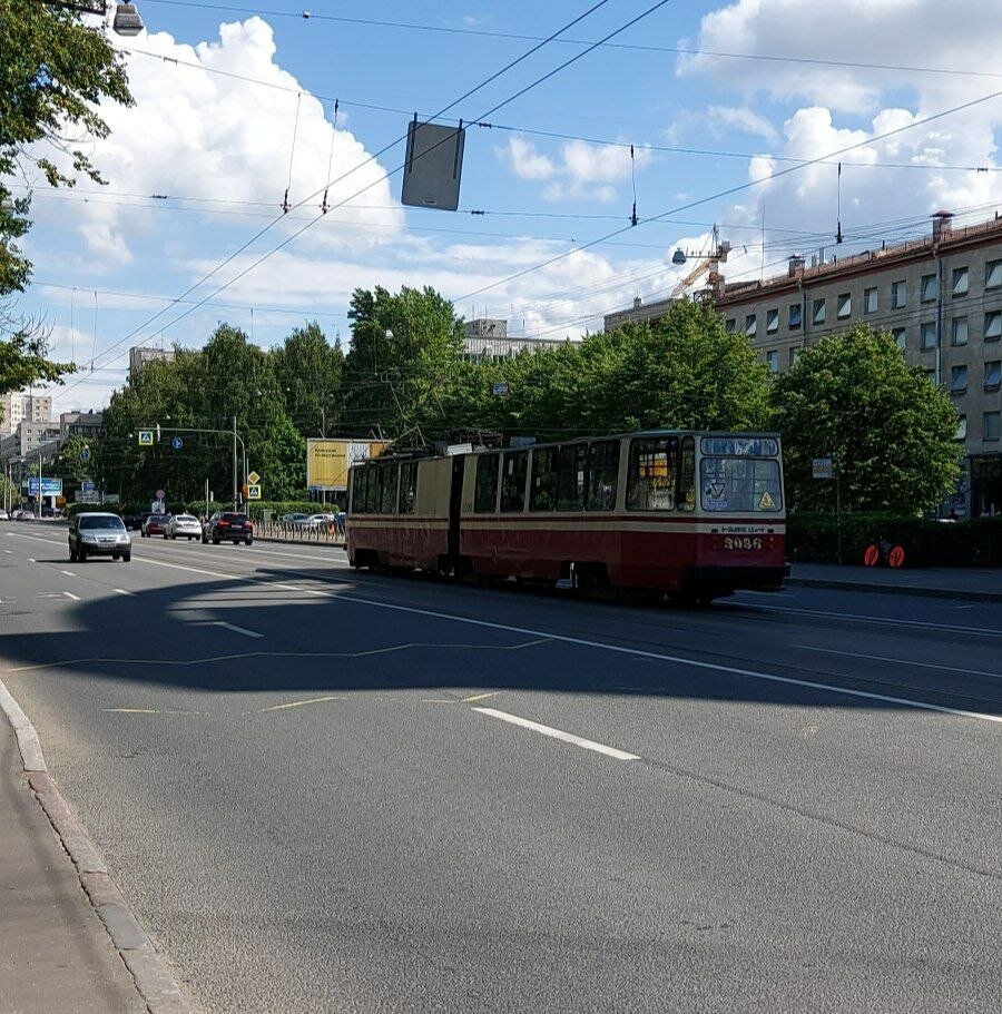 Старый ЛВС - гроб на колёсах (хотя можно сделать капреставрацию и пускать в центре города как настоящие ретро)