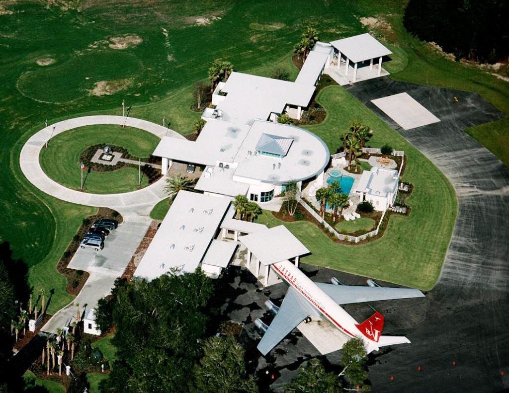 Уникальный дом с самолетами Джона Траволты (13 фото) | Джон траволта, Дом, Самолет