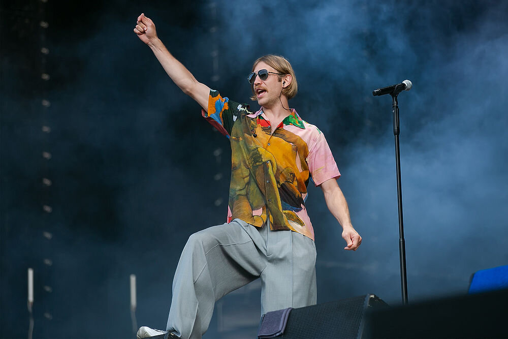 На концерте. Оригинал: https://static.mk.ru/upload/entities/2019/06/26/11/photoreportsImages/detailPicture/1c/a9/86/ae/4924642_9511290.jpg