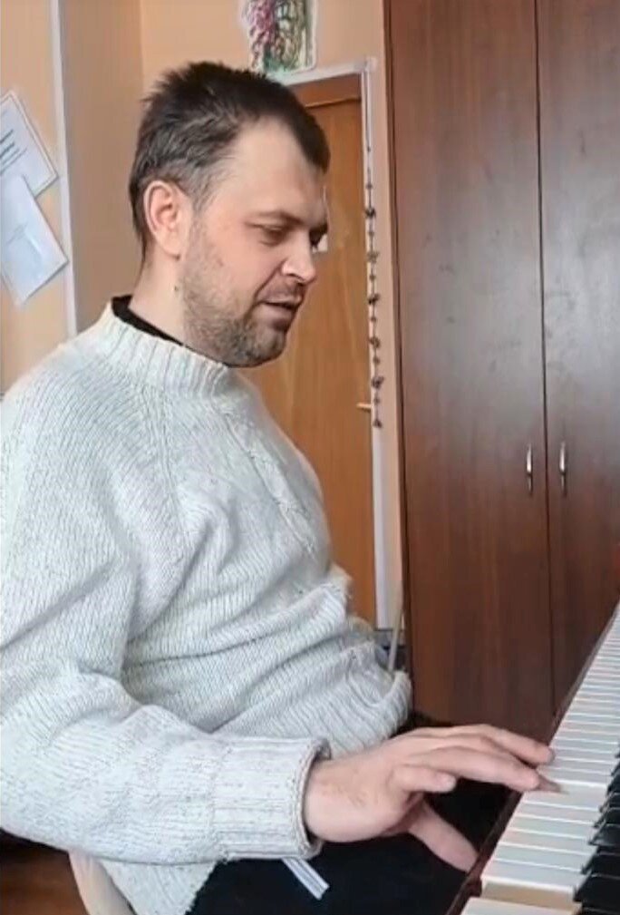 Денис осваивает фортепиано