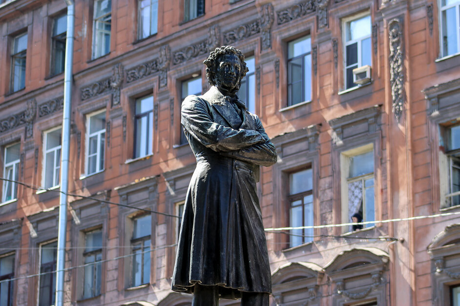 Памятник поэту