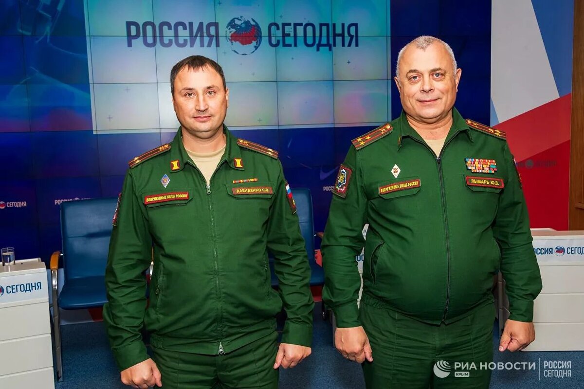 Военный комиссар РК Ю. Лымарь (справа) и начальник отдела подготовки и призыва граждан  на военную службу Военного комиссариата РК С. Давиденко на пресс-конференции (фото: crimea.ria.ru) 