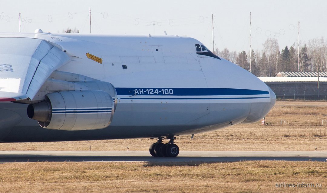 Фото передней стойка самолета Ан-124. Автор фото: LokoPhil. Источник: Airlines Inform
