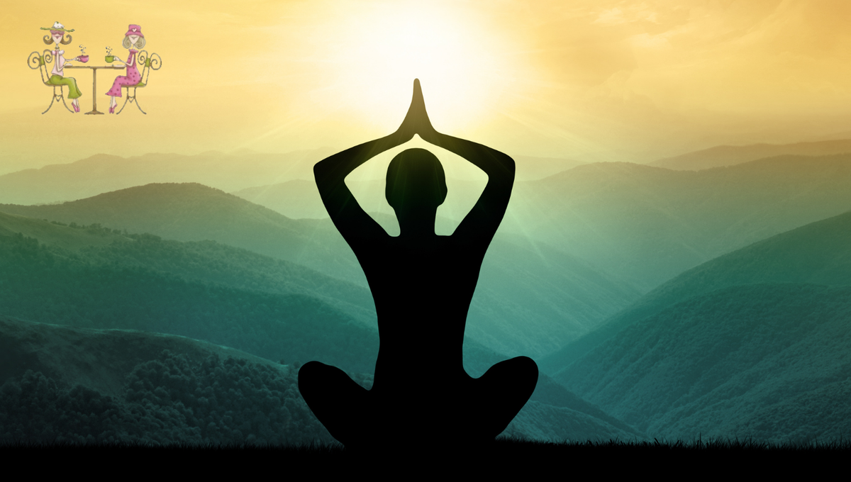 Йога. Йога на вершине горы. Медитирующий человек. Йога медитация.