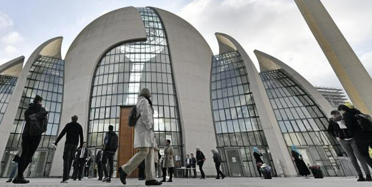 Привет! Хочу поделиться с тобой интересными новостями! Немецкий город Кельн начнет разрешать мечетям транслировать призывы к пятничной молитве.