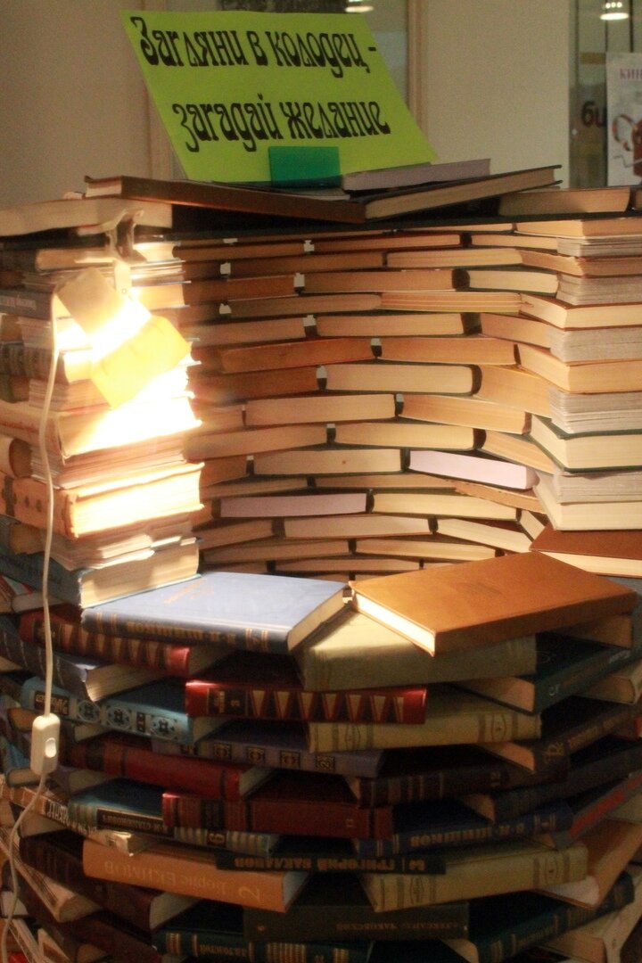 5 потрясающих инсталляций из книг, которые украсят пространство ...