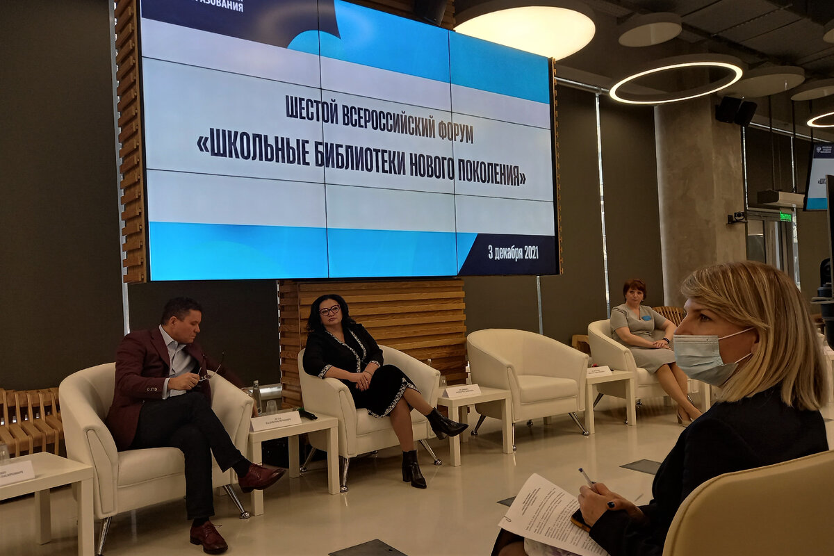 Из семи человек выступающих непосредственно к школьной библиотеке имели отношение двое...ну еще чиновник от минпроса