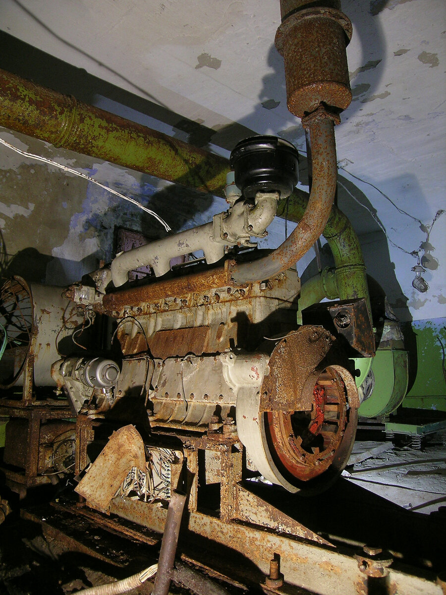 Частично разобранная дизельная электростанция в убежище. 