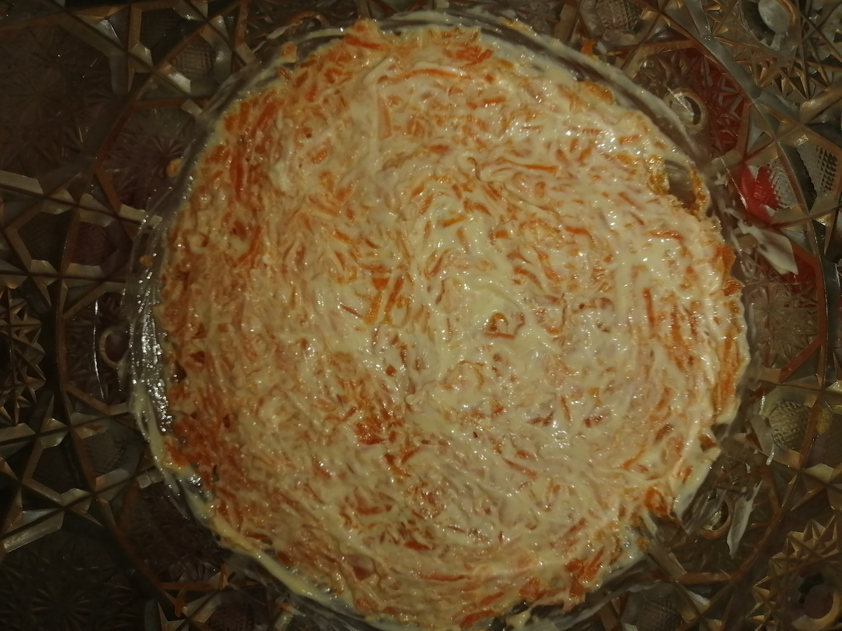 Первый слой : морковь, смазываем майонезом.