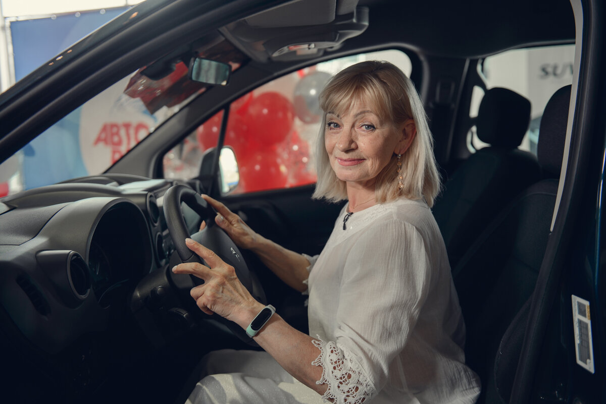 Нина Гурьянова выиграла автомобиль "Пежо" в игре «Много автомобилей» на Авторадио