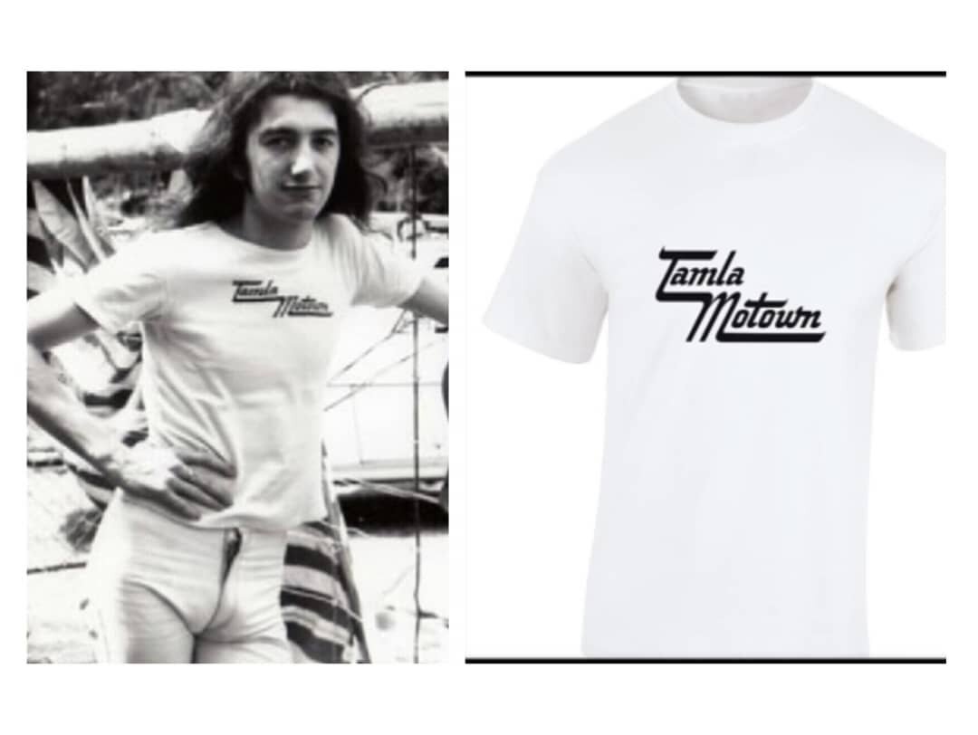 Джон Дикон в футболке Tamla Motown
